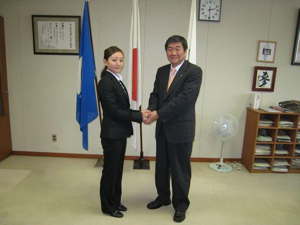 イトウマユミさんが小林市長と握手している写真