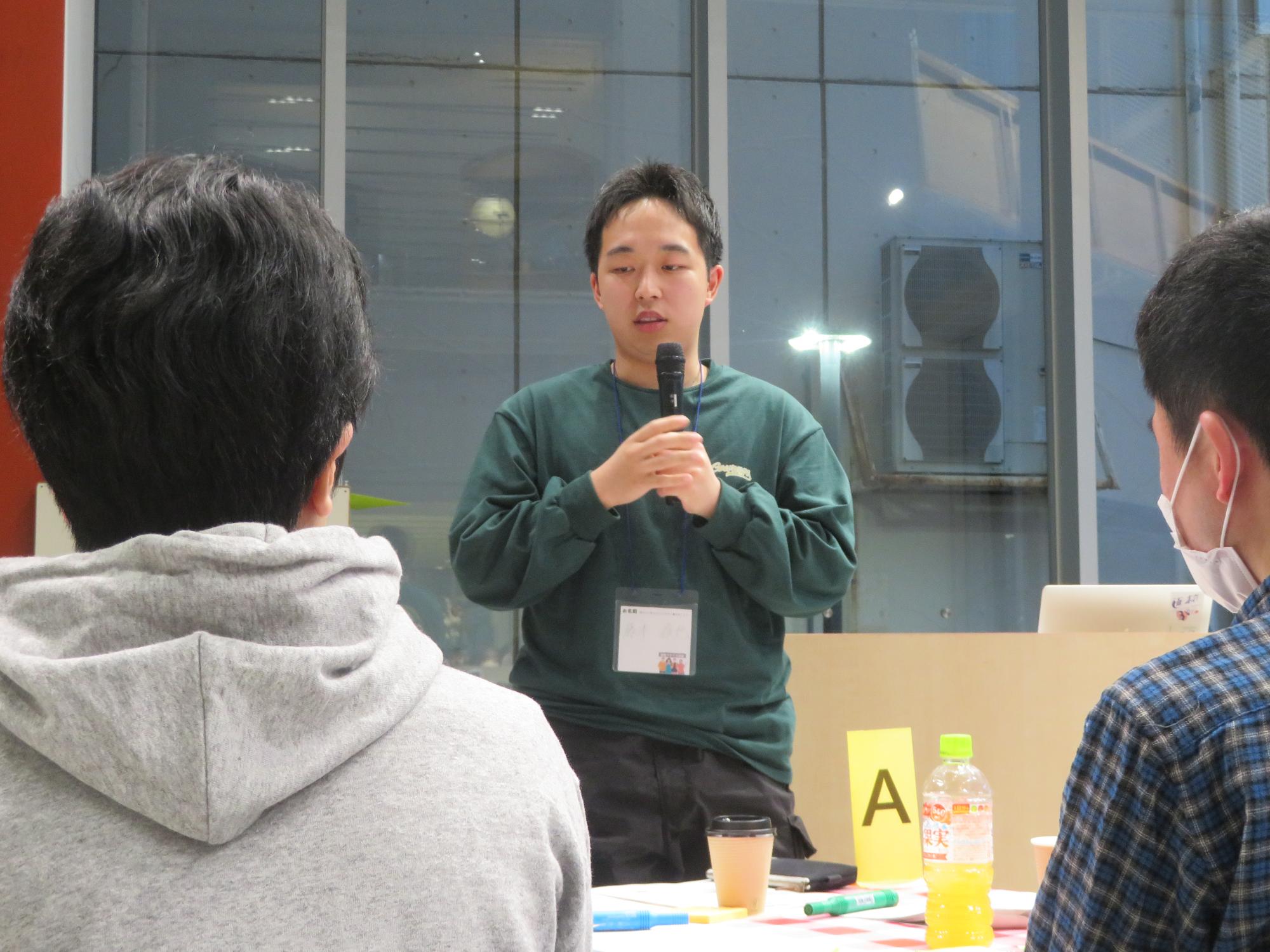 学生が発表している様子