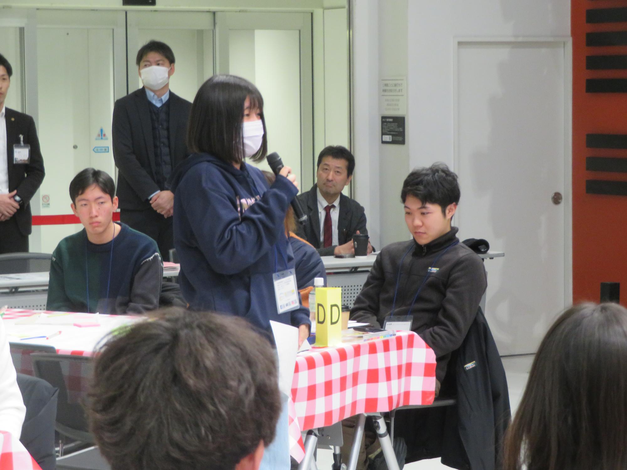 学生が発表している様子