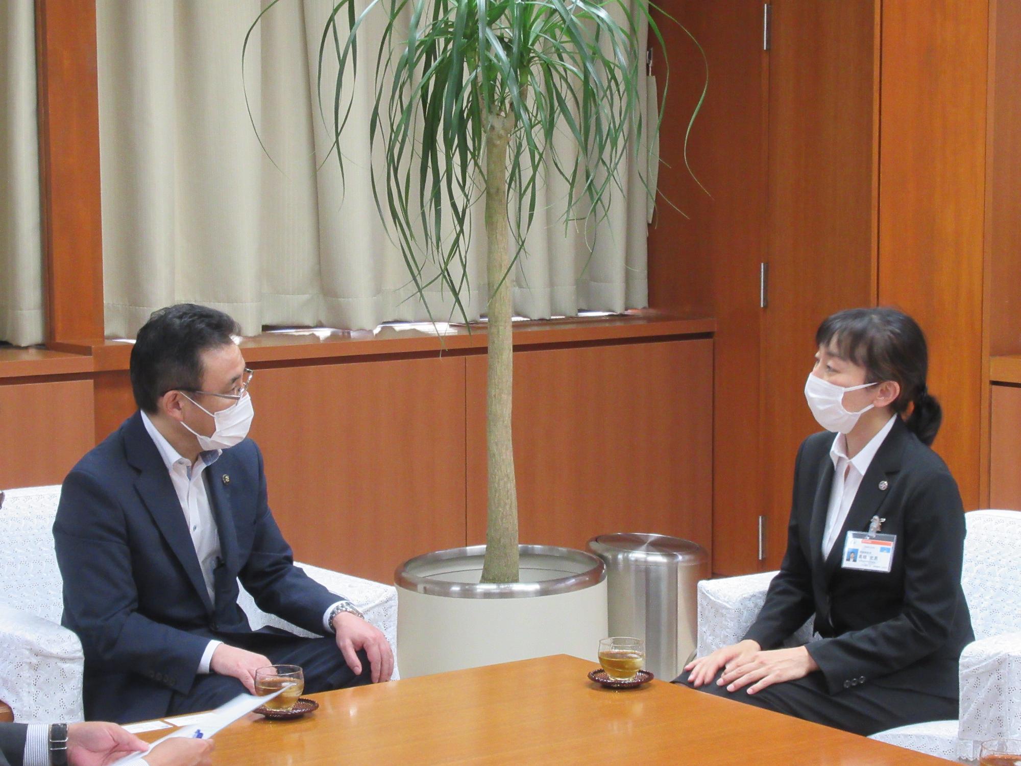 熊谷市長と高橋史恵さん