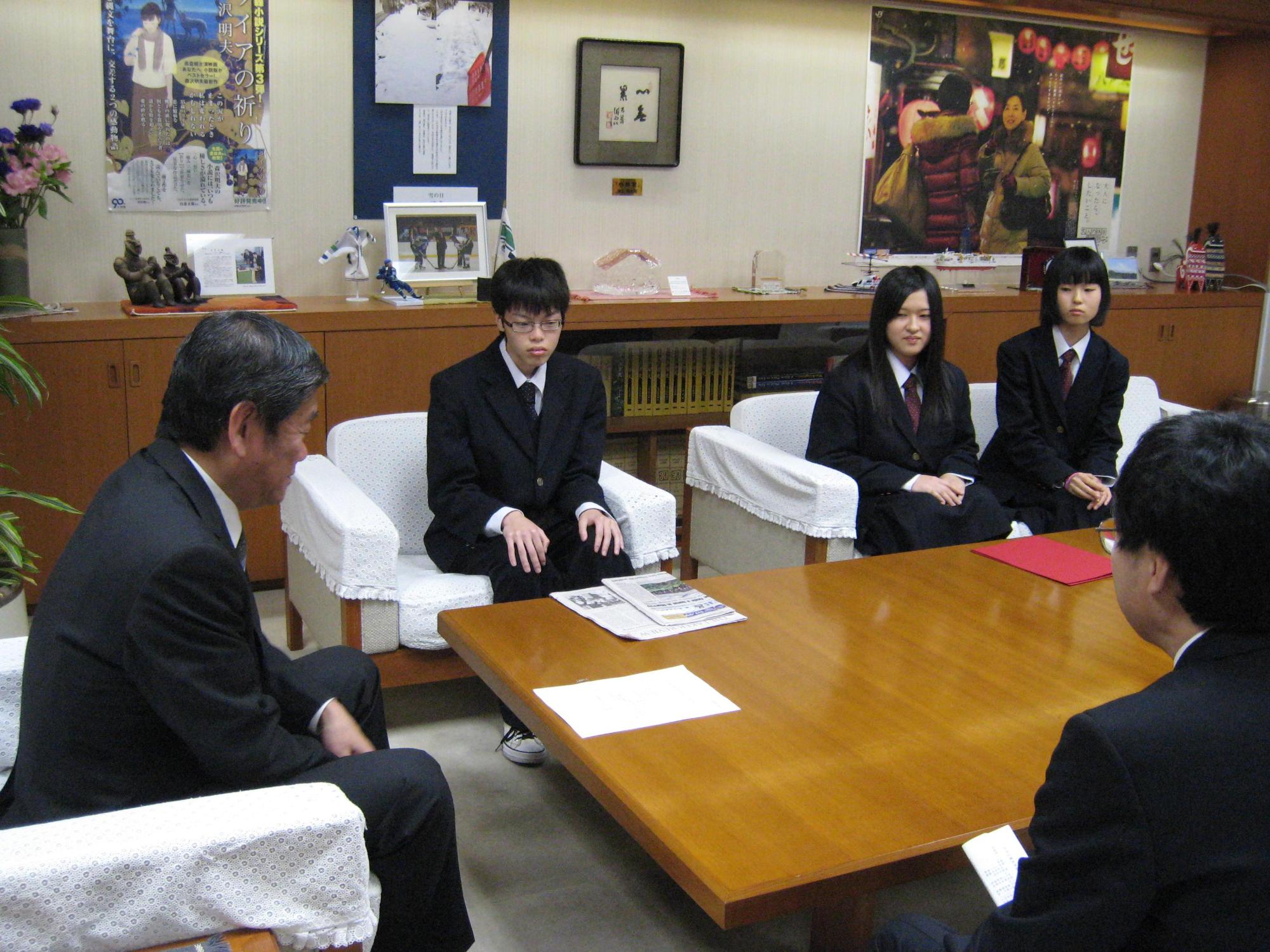 八戸工業大学第二高等学校の生徒23名及び引率教員2名のうち代表生徒3名が小林市長に表敬訪問し、小林市長らと談笑している写真
