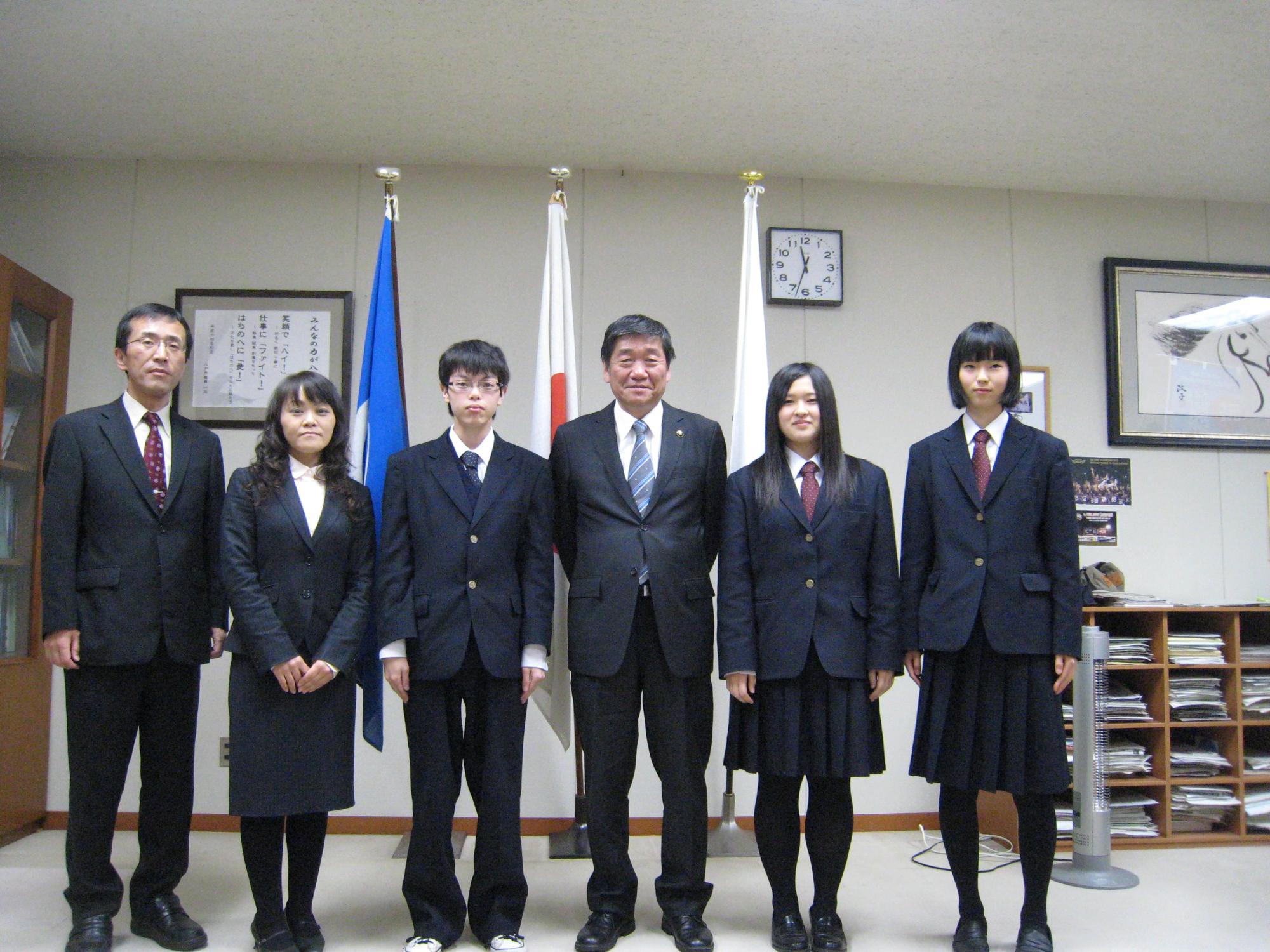 八戸工業大学第二高等学校の生徒23名及び引率教員2名のうち代表生徒3名が、小林市長らと記念撮影している写真