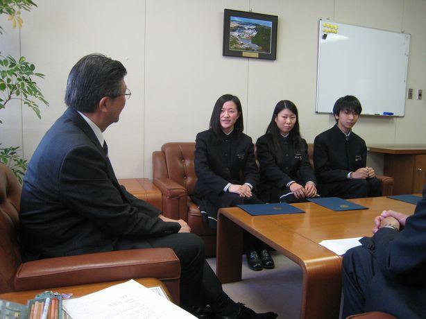 八戸聖ウルスラ学院高等学校の代表生徒3名が、小林市長に表敬訪問し、会話している写真
