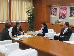 三戸さんと伊藤さんが、小林市長に派遣先での体験について話している様子。
