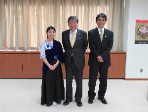 三戸さんと伊藤さんが、小林市長を囲んでの記念撮影。