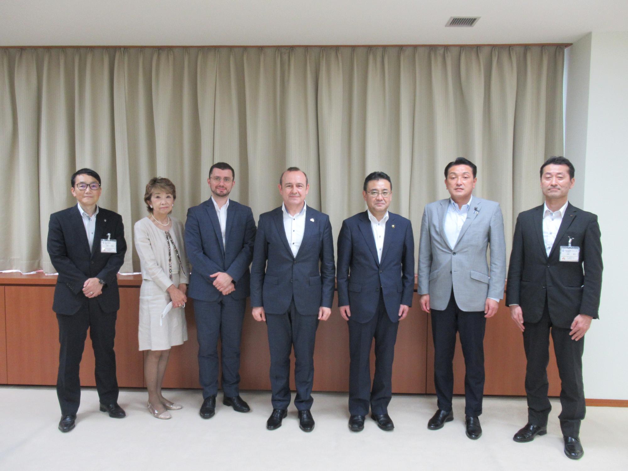 ソコラン大使閣下と熊谷市長を囲んでの集合写真