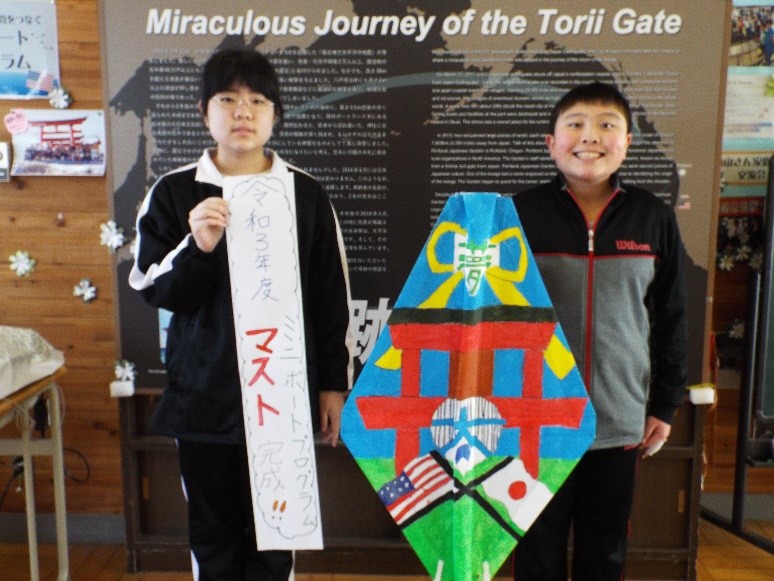 完成した帆を持って記念撮影する大久喜小学校の生徒たち