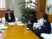高橋ゆみさんと坂本みずきさんが帰国後の挨拶のため小林眞市長を表敬訪問している写真