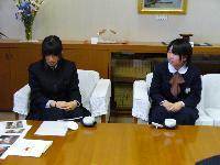 高橋ゆみさんと坂本みずきさんが椅子に座り対談している写真