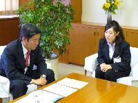 小笠原直子さんと小林眞市長が椅子に腰掛け対談されている写真