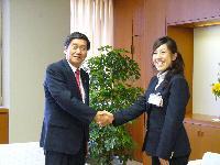 小笠原直子さんと小林眞市長が握手している写真