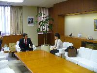 荒屋敷恭子さんが小林眞市長に表敬訪問し対談している写真