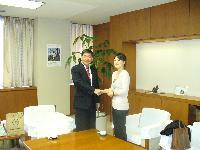 荒屋敷恭子さんと小林眞市長が握手している写真