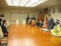 U.S.N 国際交流協会一行が小林眞市長に表敬訪問し対談している写真
