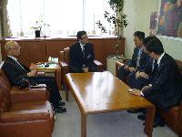 韓国から来八した東亜放送芸術大学教授一行が、奈良岡修一副市長に表敬訪問し対談している写真