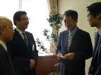 東亜放送芸術大学教授一行が、奈良岡修一副市長が記念撮影している写真