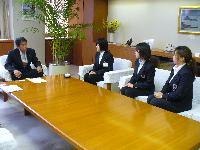八戸市出身の隊員3名が小林眞市長に表敬訪問し対談している写真