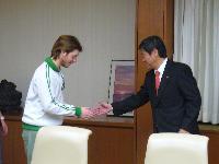 フランスリールA技術短期大学の学生と小林眞市長が握手している写真
