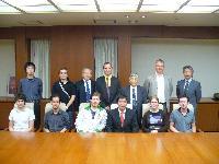 フランスリールA技術短期大学の学生7名と小林眞市長が記念撮影している写真