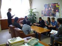 エービエーション高校の生徒4名が奈良岡修一副市長に表敬訪問し対談している写真