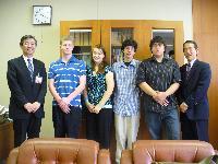 エービエーション高校の生徒4名と奈良岡修一副市長が記念撮影している写真