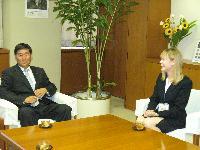 国際交流員のアリサジャネットトビンさんが小林眞市長と対談している写真