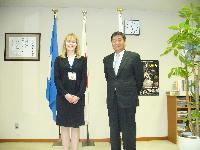 国際交流員のアリサジャネットトビンさんと小林眞市長が記念撮影している写真