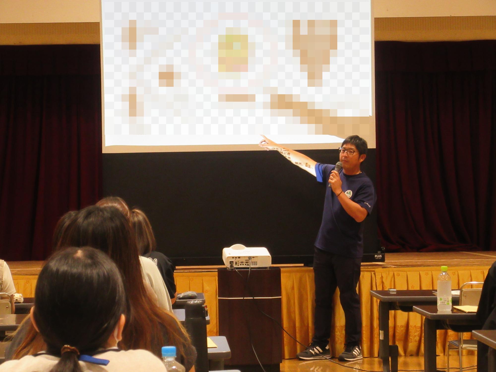 根市氏の体験談を聞く受講生の様子