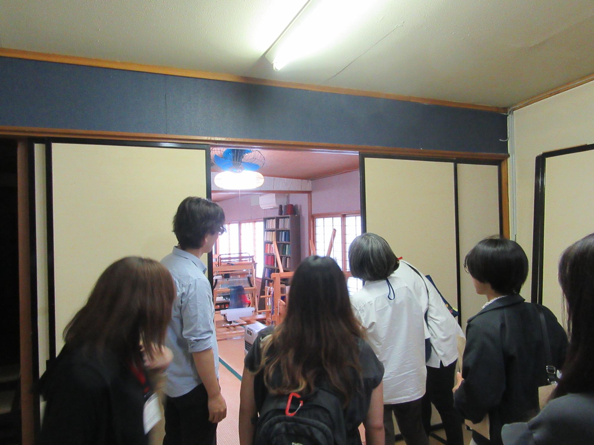 清水屋旅館を見学する受講生