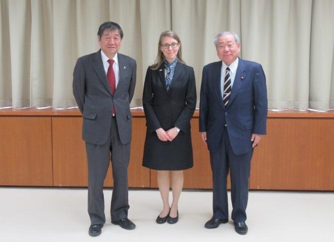 スーツを着た在札幌米国総領事館首席領事と市長が立って記念撮影を撮っている写真