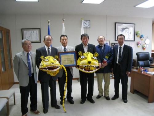 河原木勝歳理事長らが、小林市長に表敬訪問し、記念撮影をしている写真