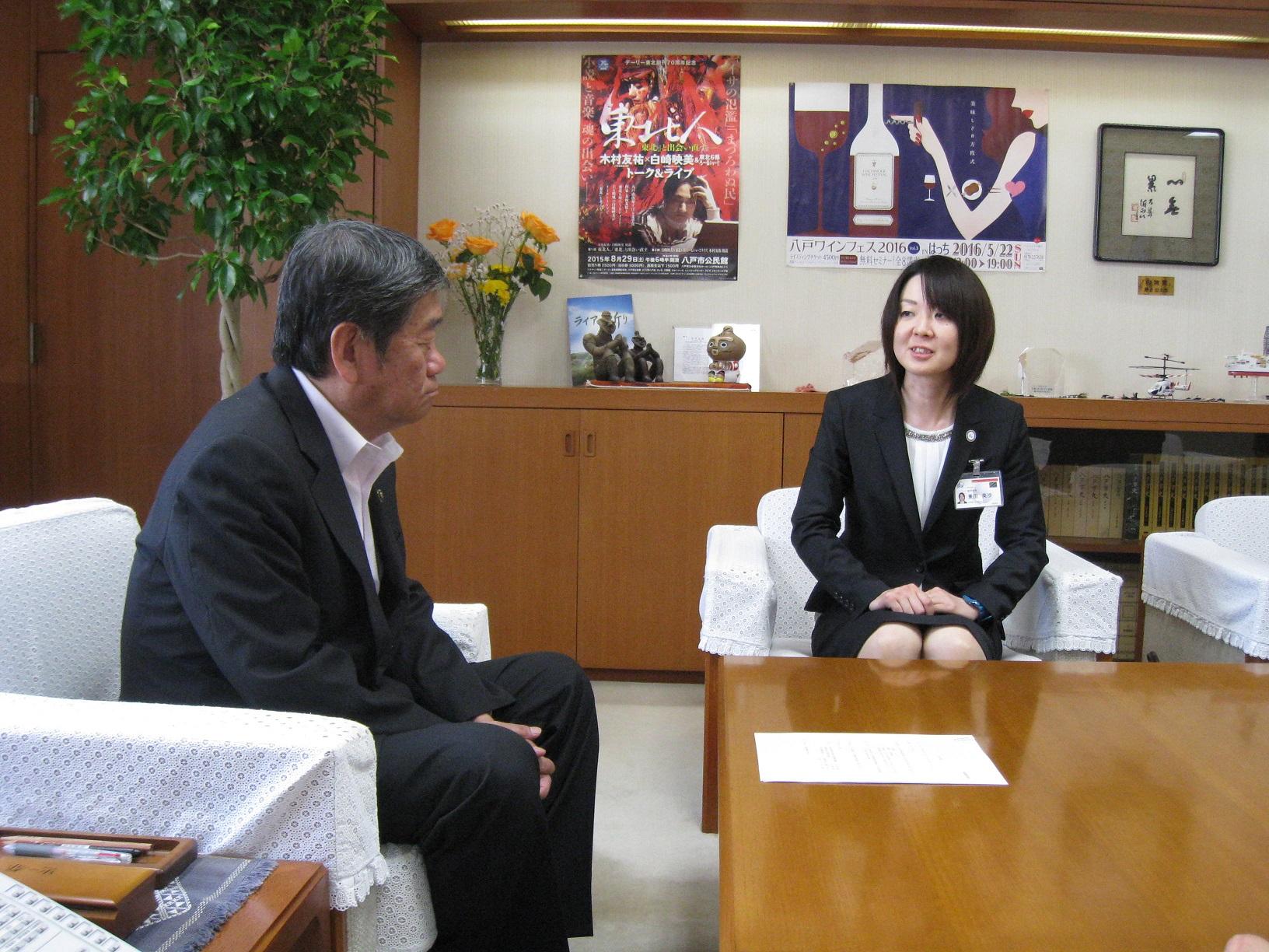 カネタミサさんが小林市長に表敬訪問し、談笑している写真