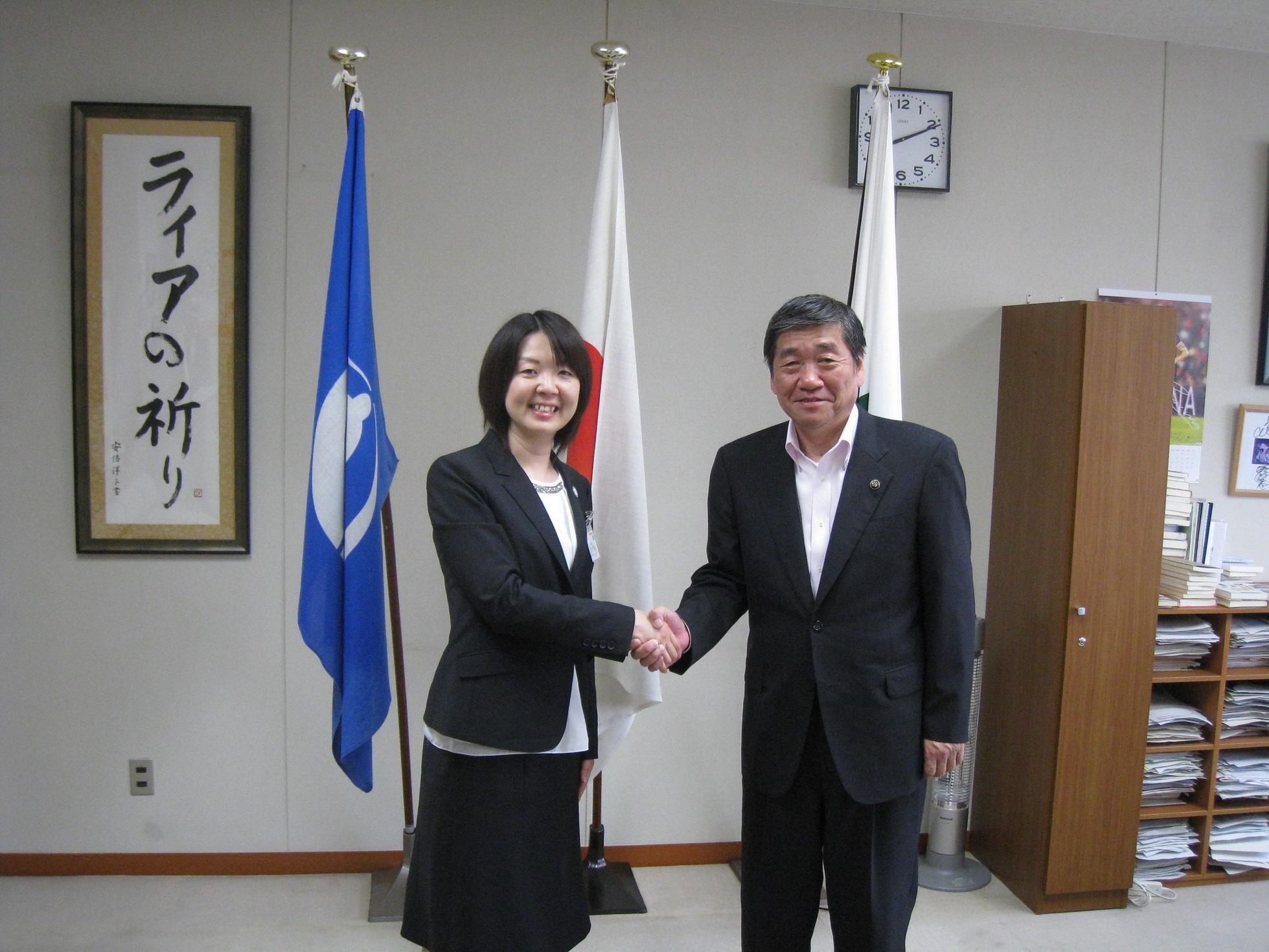 カネタミサさんが、小林市長に表敬訪問し、握手している写真