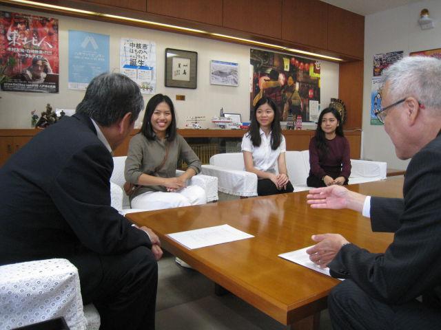 王芷瑩さん、許秝卉さん、パルド・ジャニナ・フランシスコの3名が、小林市長に表敬訪問し、小林市長と男性1名と談笑している写真