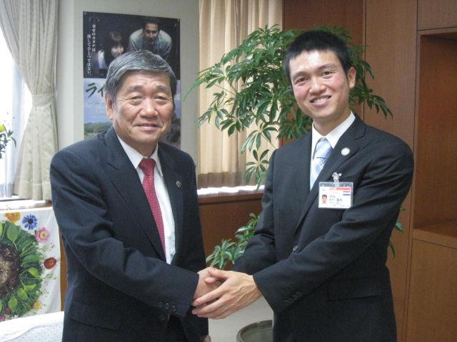 大村康太さんが、小林市長に表敬訪問し、握手している写真