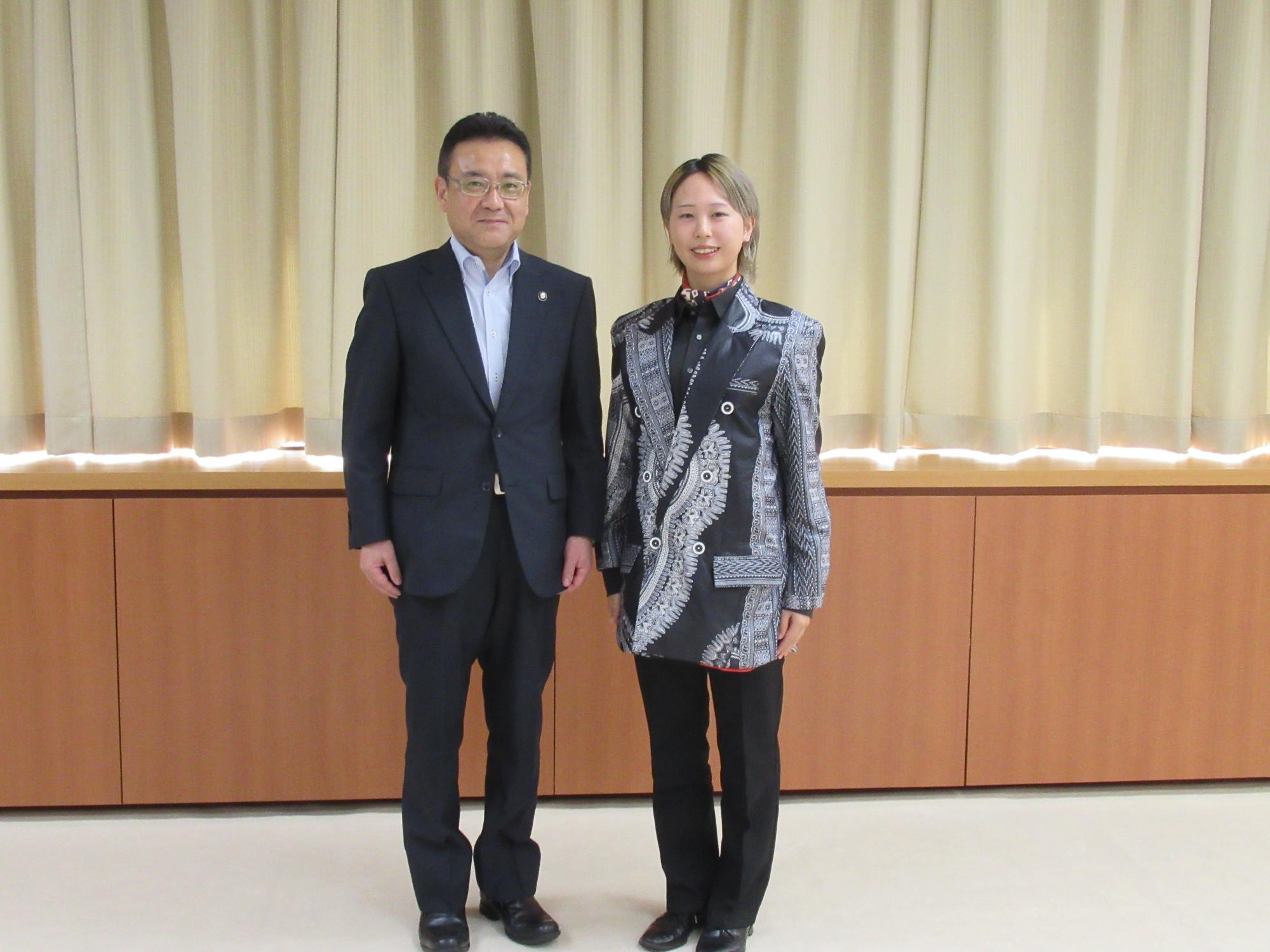 JICA海外協力隊員 石屋知里さんと熊谷市長と並んで記念撮影した写真