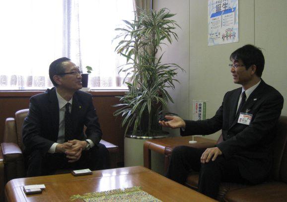 イトウユウシンさんが、大平副市長に表敬訪問し、談笑している写真