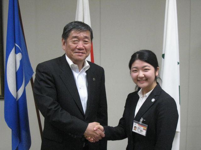 三戸朝陽さんと小林市長が握手している写真