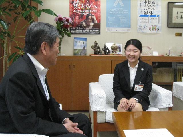 三戸朝陽さんが、小林市長に表敬訪問し、談笑している写真