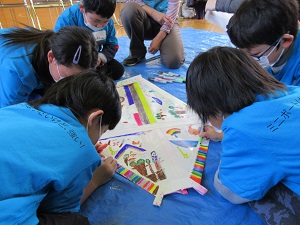 金浜小学校の生徒がボートの帆に絵を描いている様子