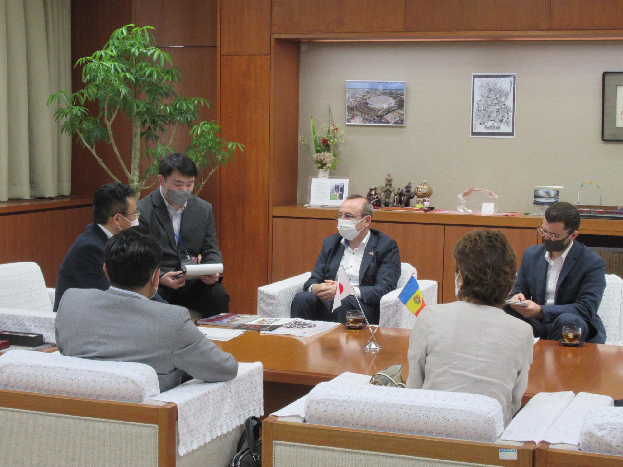 熊谷市長と対談する駐日モルドバ特命全権大使