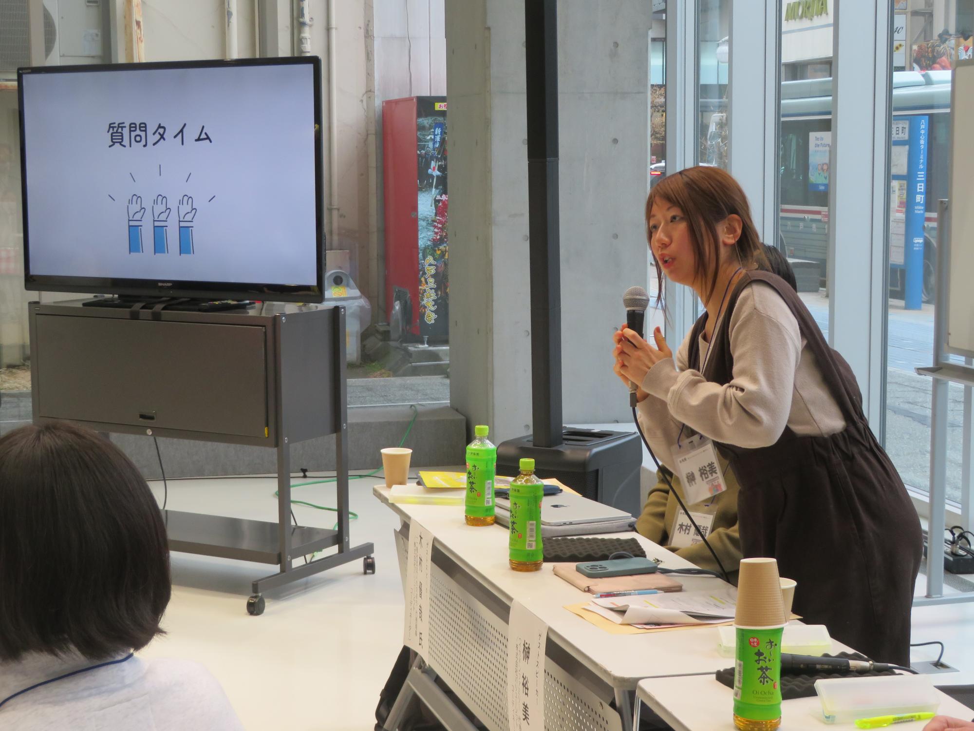 質問へ回答する榊さん