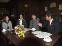 女性経営者3名と市長が茶色いテーブルを囲んで意見交換を行っている写真