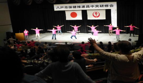 八戸市保健推進員中央研修会でうみねこ体操を実施している様子