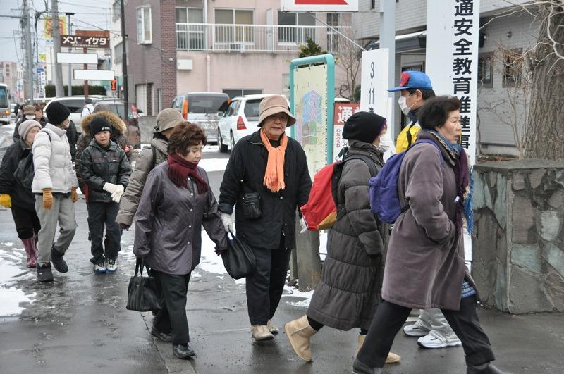 女性市民の皆さんが会場に向かって歩いている写真