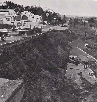 道路の半分が完全に崩れ落ちている写真