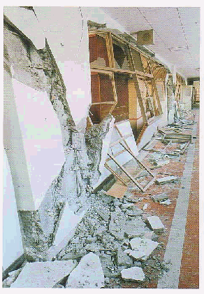 校舎内の窓や壁もすべて崩れ落ちコンクリートが廊下に散乱している写真