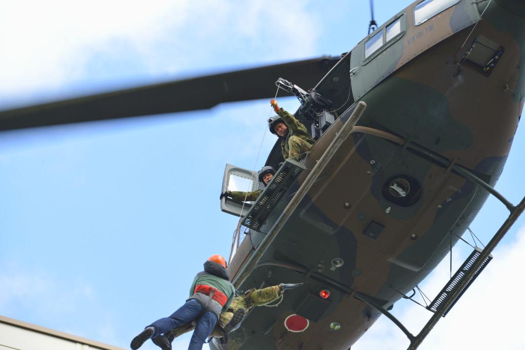 ヘリコプターで人を吊り上げる救助訓練をしている写真