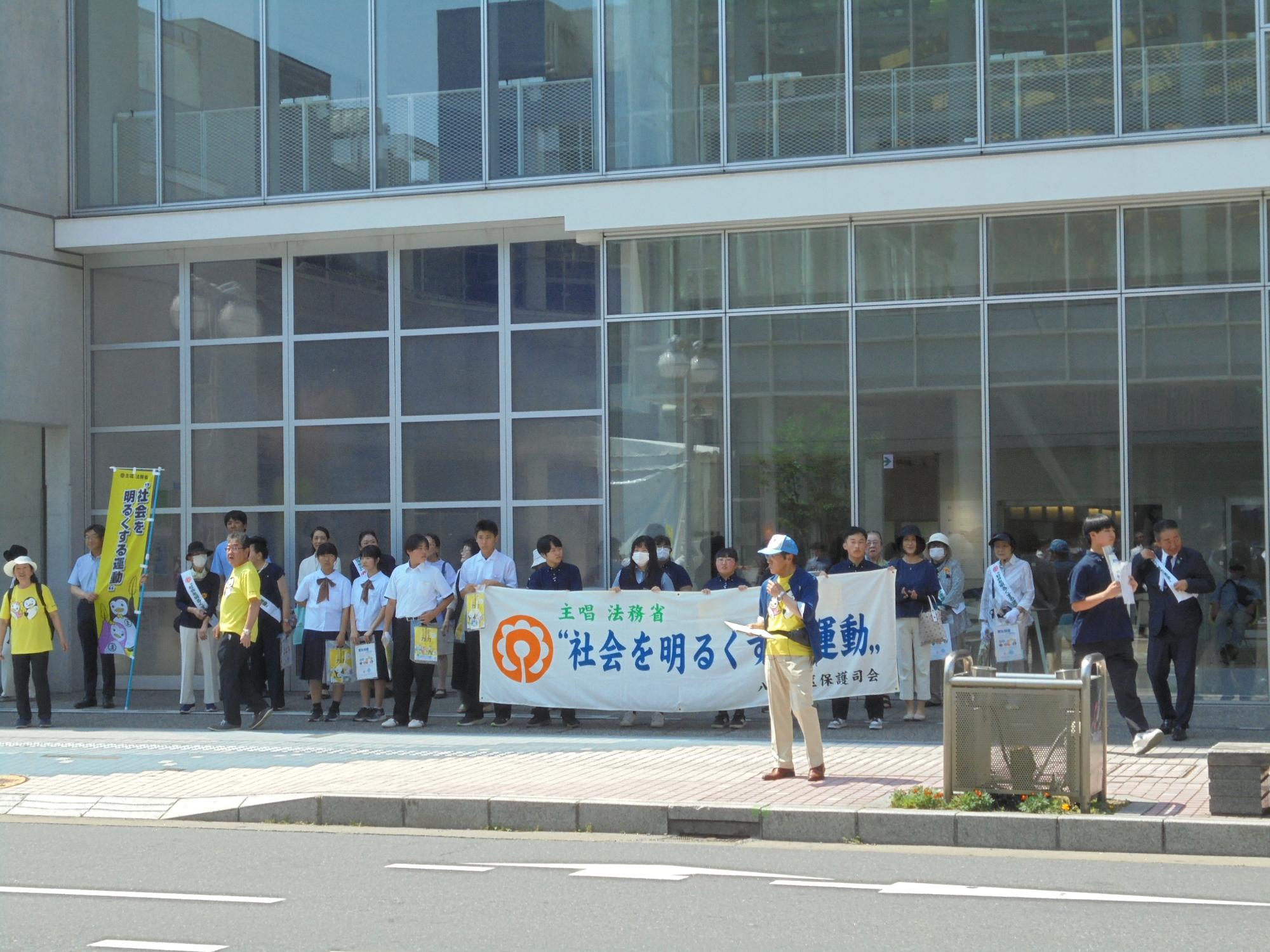 街頭啓発活動の様子