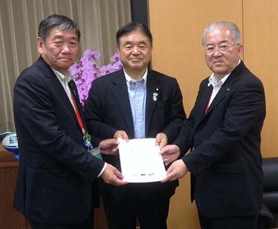左から小林眞八戸市長、遠藤利明五輪担当大臣、勝部修一関市長が3人で一緒に提案書を持っている写真